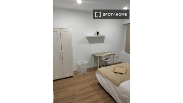 Habitación en piso compartido de 7 habitaciones en alquiler, Triana