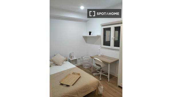 Habitación en piso compartido de 7 habitaciones en alquiler, Triana