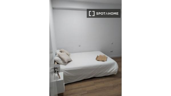 Habitación en piso compartido de 7 habitaciones en alquiler, Triana