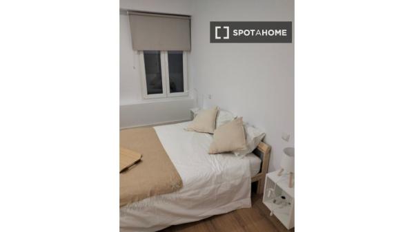 Habitación en piso compartido de 7 habitaciones en alquiler, Triana