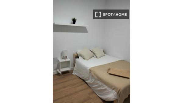 Habitación en piso compartido de 7 habitaciones en alquiler, Triana