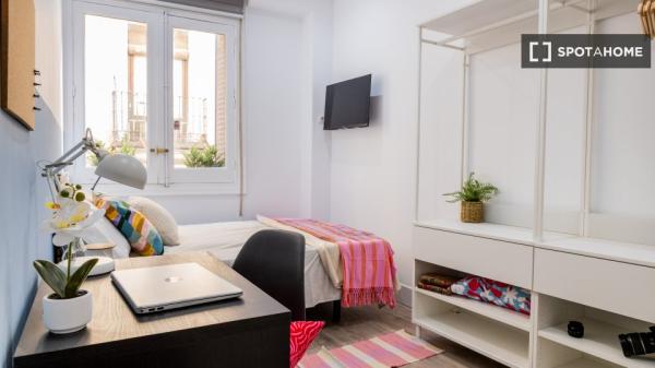 Habitación en piso compartido en alquiler en Universidad, Madrid