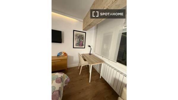 Se alquila piso de 2 habitaciones en Santander.