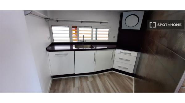 Habitación en piso compartido en alquiler en La Malva-Rosa, Valencia.