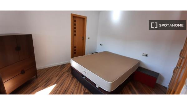 Habitación en piso compartido en alquiler en La Malva-Rosa, Valencia.