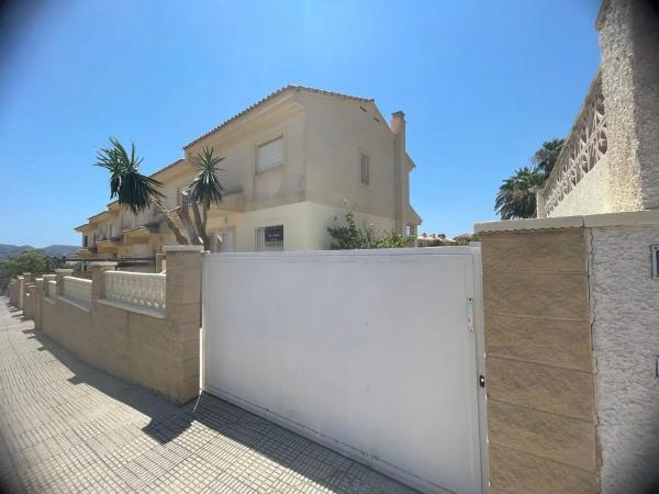 Chalet pareado en calle Murillo