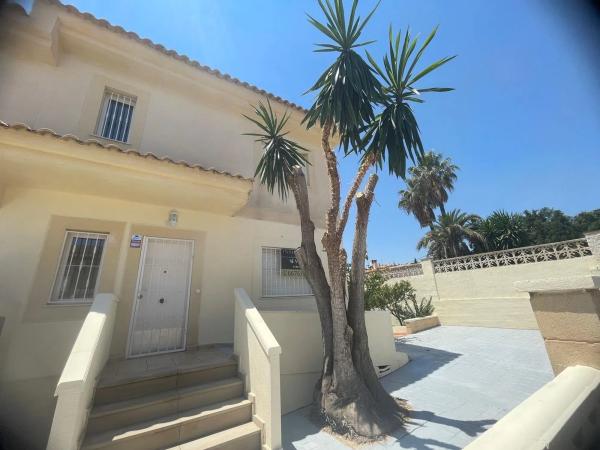 Chalet pareado en calle Murillo