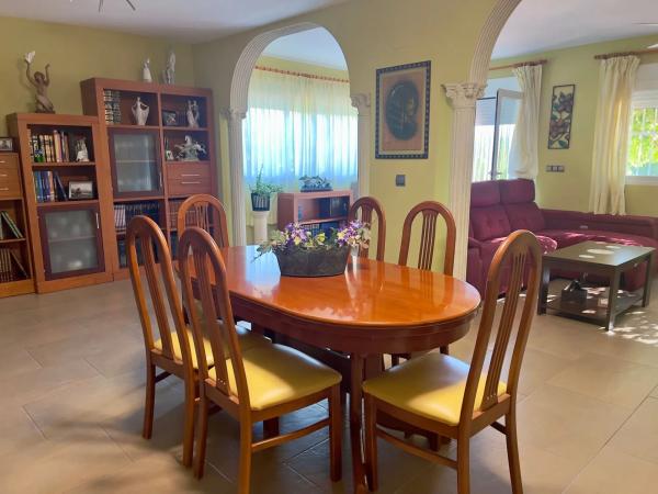 Chalet pareado en calle Juan Gris