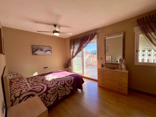 Chalet pareado en calle Juan Gris