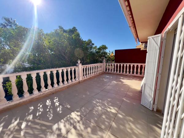 Chalet pareado en calle Juan Gris