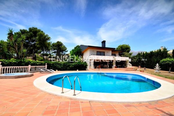 Casa independiente en Urbanizacion Caravana