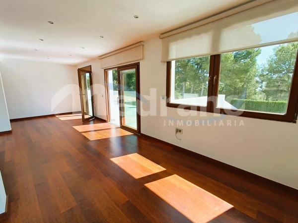 Casa independiente en avenida de Coloma, 131 -127