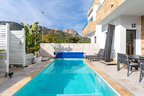 Chalet pareado en calle Turin