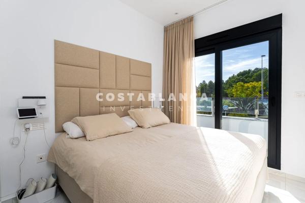 Chalet pareado en calle Turin