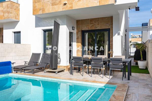 Chalet pareado en calle Turin