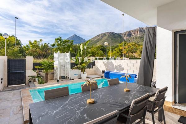 Chalet pareado en calle Turin