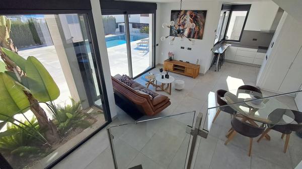 Casa independiente en calle Roterdam