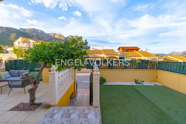 Chalet adosado en calle Granada