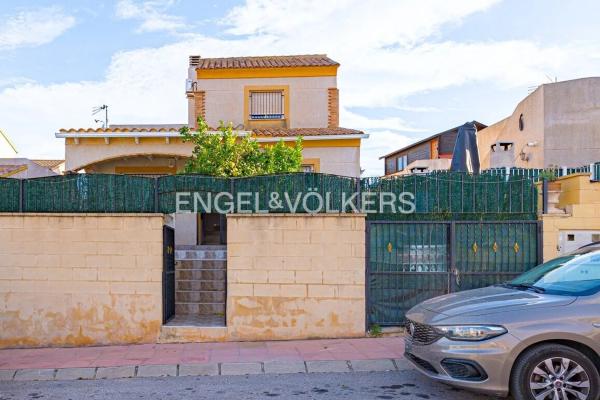 Chalet adosado en calle Granada
