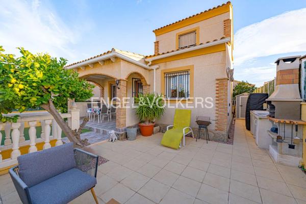 Chalet adosado en calle Granada