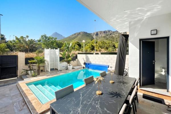 Chalet pareado en calle La Solana