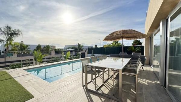 Casa independiente en calle Venecia