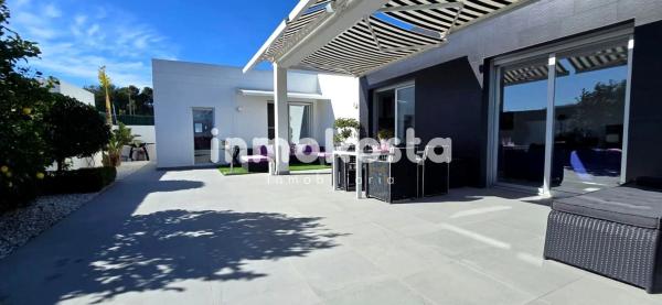 Casa independiente en calle Roma