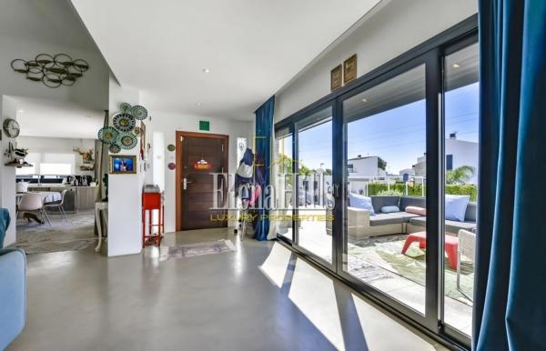 Casa independiente en avenida Principal Novap Ue2-3