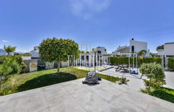 Casa independiente en avenida Principal Novap Ue2-3