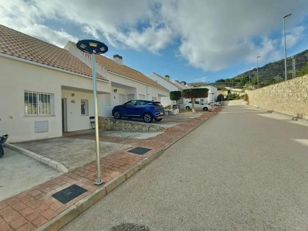 Chalet adosado en avenida de la Vilajoiosa, 1