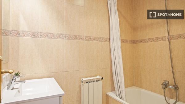 Pokój we wspólnym mieszkaniu w Barcelonie