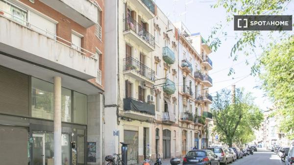 Pokój we wspólnym mieszkaniu w Barcelonie