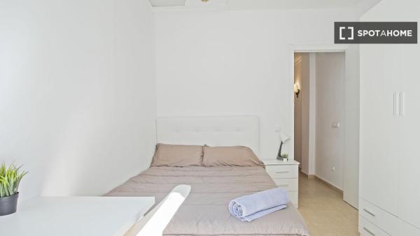 Pokój we wspólnym mieszkaniu w Barcelonie