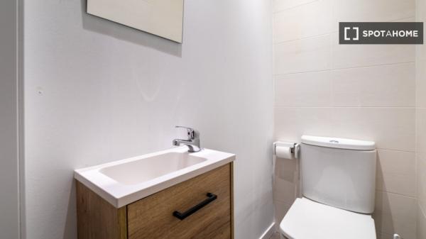 Habitación en piso compartido en madrid.