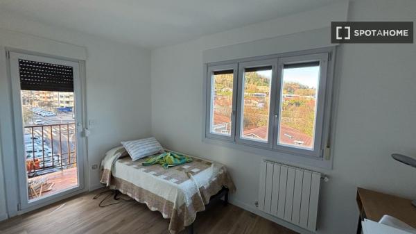 Chambre à louer dans un appartement partagé de 3 chambres à Centro, Hernani.