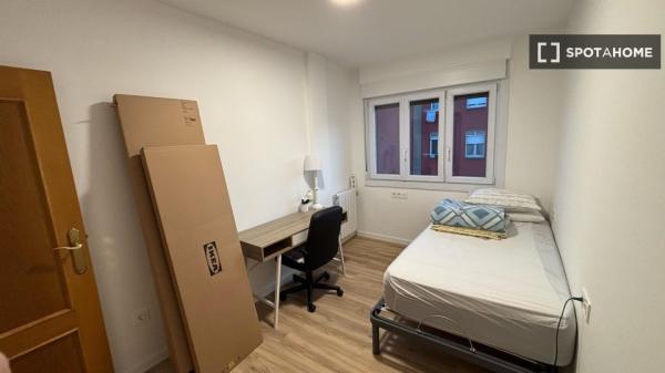 Chambre à louer dans un appartement partagé de 3 chambres à Centro, Hernani.