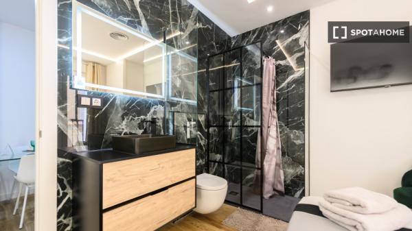 Apartamento de 2 dormitorios en alquiler en Embajadores, Madrid