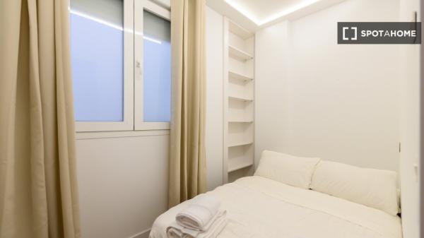 Apartamento de 2 dormitorios en alquiler en Embajadores, Madrid