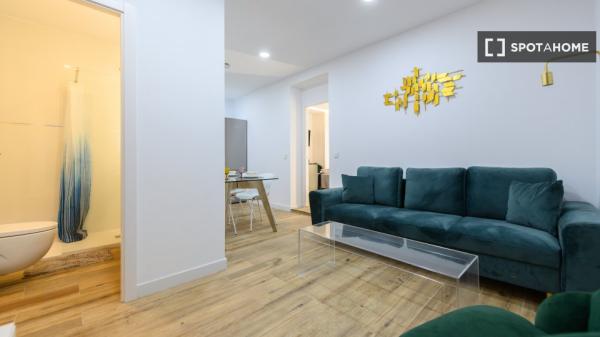 Apartamento de 2 dormitorios en alquiler en Embajadores, Madrid
