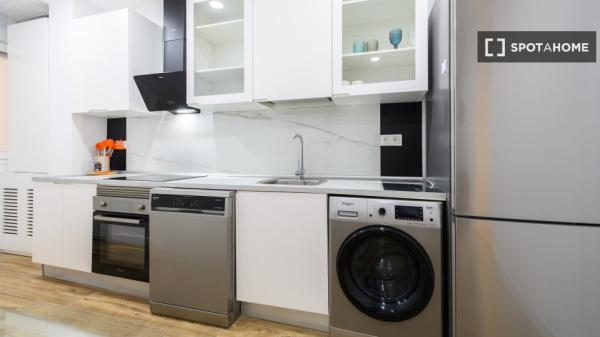 Apartamento de 2 dormitorios en alquiler en Embajadores, Madrid