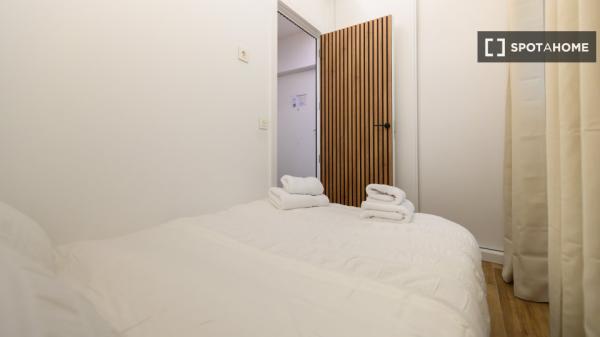 Apartamento de 2 dormitorios en alquiler en Embajadores, Madrid