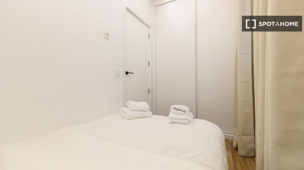 Apartamento de 2 dormitorios en alquiler en Embajadores, Madrid