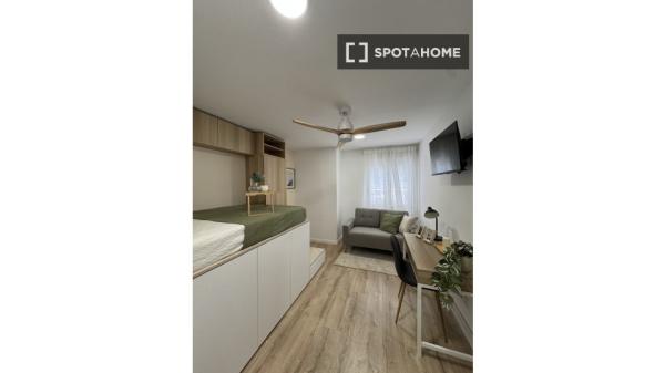 Chambre dans un appartement partagé de 5 chambres à Alcalá de Henares