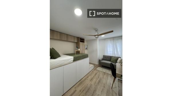 Chambre dans un appartement partagé de 5 chambres à Alcalá de Henares