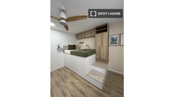 Chambre dans un appartement partagé de 5 chambres à Alcalá de Henares