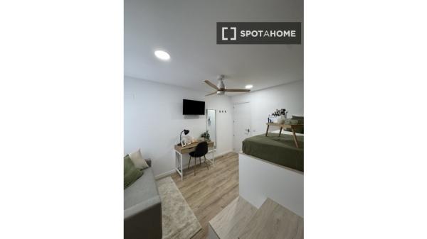 Chambre dans un appartement partagé de 5 chambres à Alcalá de Henares