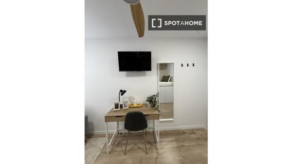 Chambre dans un appartement partagé de 5 chambres à Alcalá de Henares