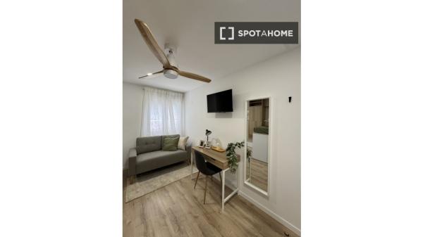 Chambre dans un appartement partagé de 5 chambres à Alcalá de Henares