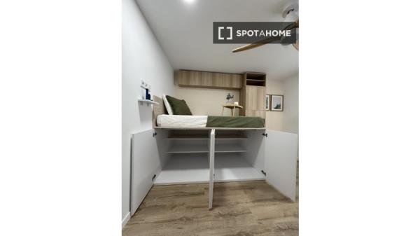 Chambre dans un appartement partagé de 5 chambres à Alcalá de Henares