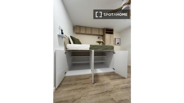 Chambre dans un appartement partagé de 5 chambres à Alcalá de Henares